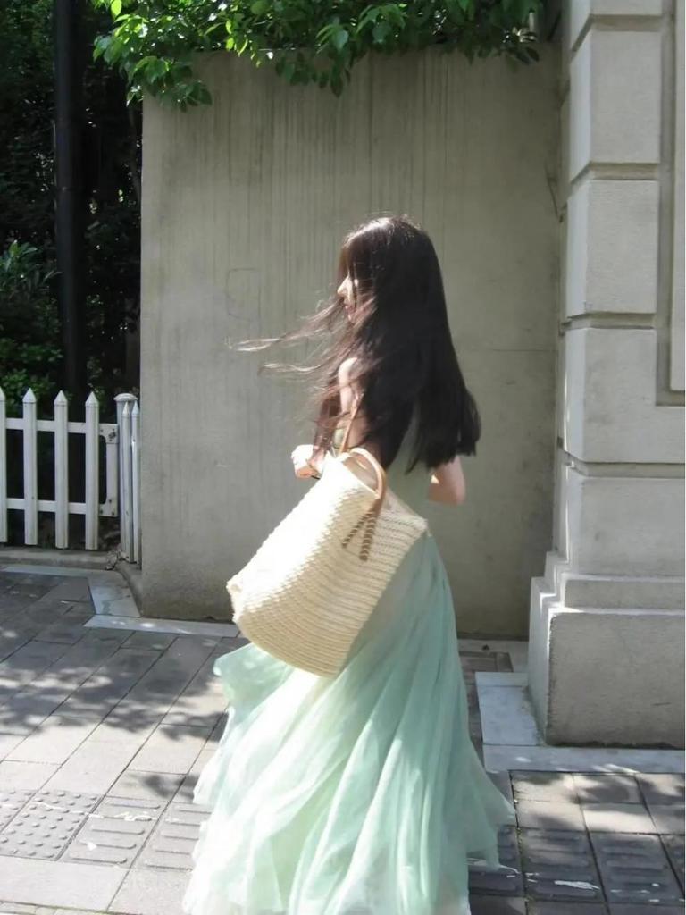 Elegant Summer Spaghetti Strap Dress: Slimming, Color-Blocked Mesh Design for a Unique, Sophisticated Look