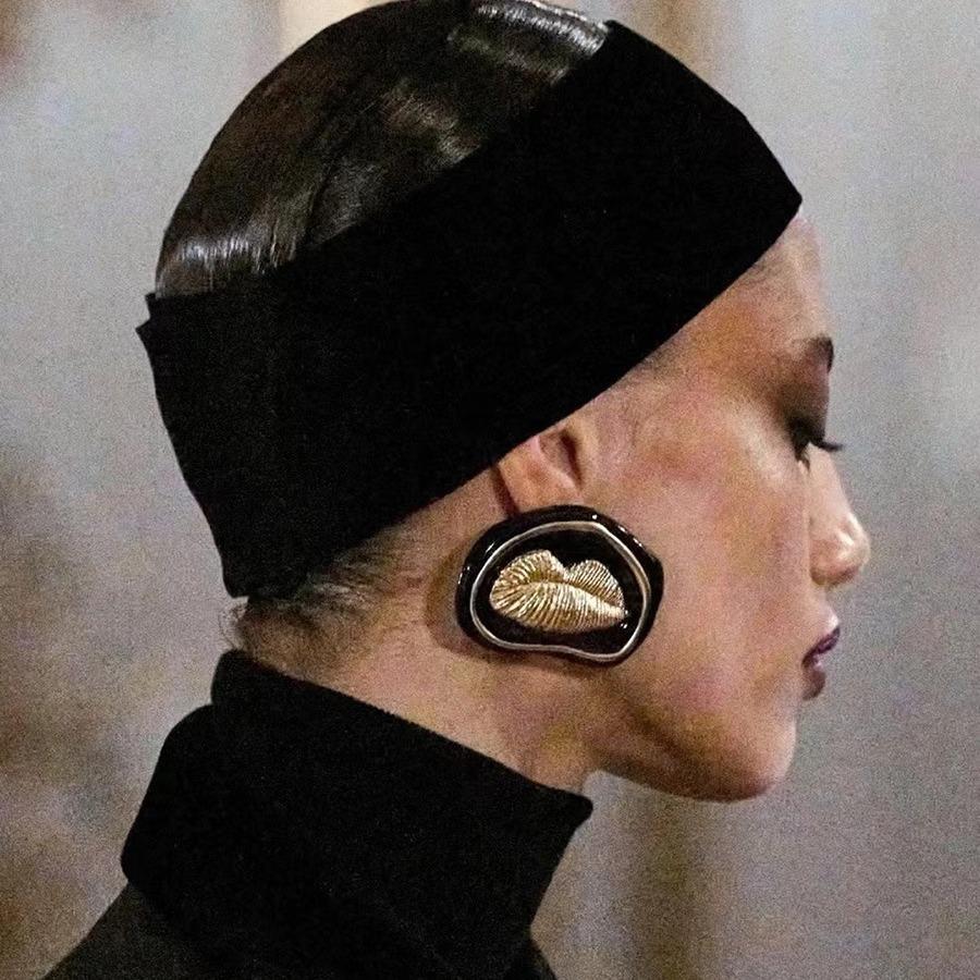 

Модные серьги-подвески для женщин чёрный