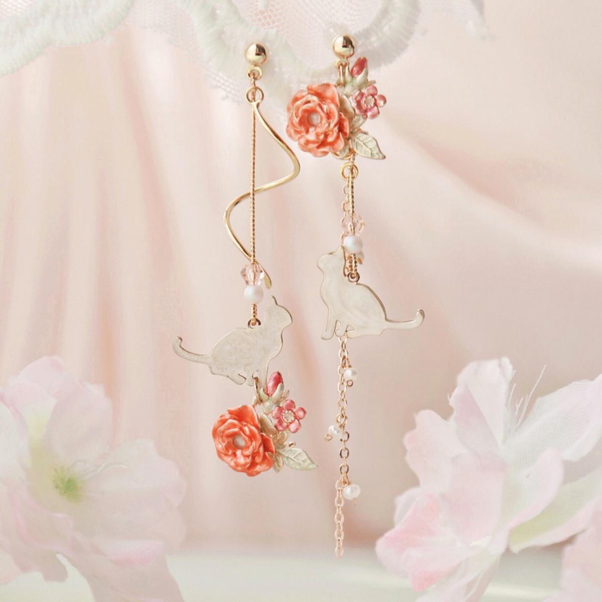 

Fashion Romantic Rose Flower White Cat Asymmetrical Drop Earrings For Women Men Cute Animal Kitten Floral Spiral Earring Jewelry