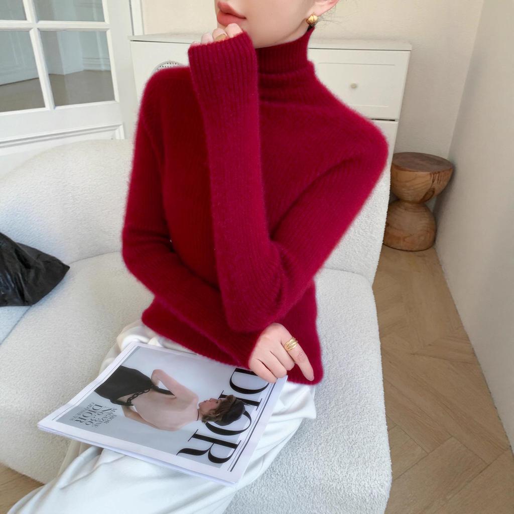 Elegant White Cashmere Turtleneck Women's Slim Fit Sweater - Flattering Autumn/Winter Knitwear.