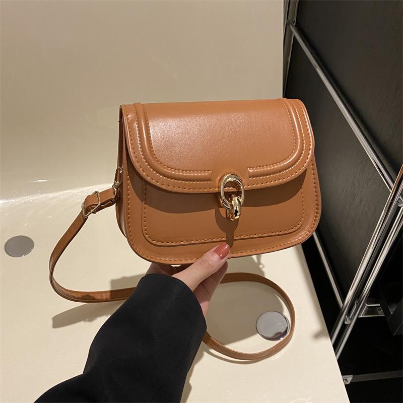 

Популярная в этом году модная однотонная женская сумка через плечо и мессенджер с ретро-замком, простая однотонная, новая коллекция зимы 2025