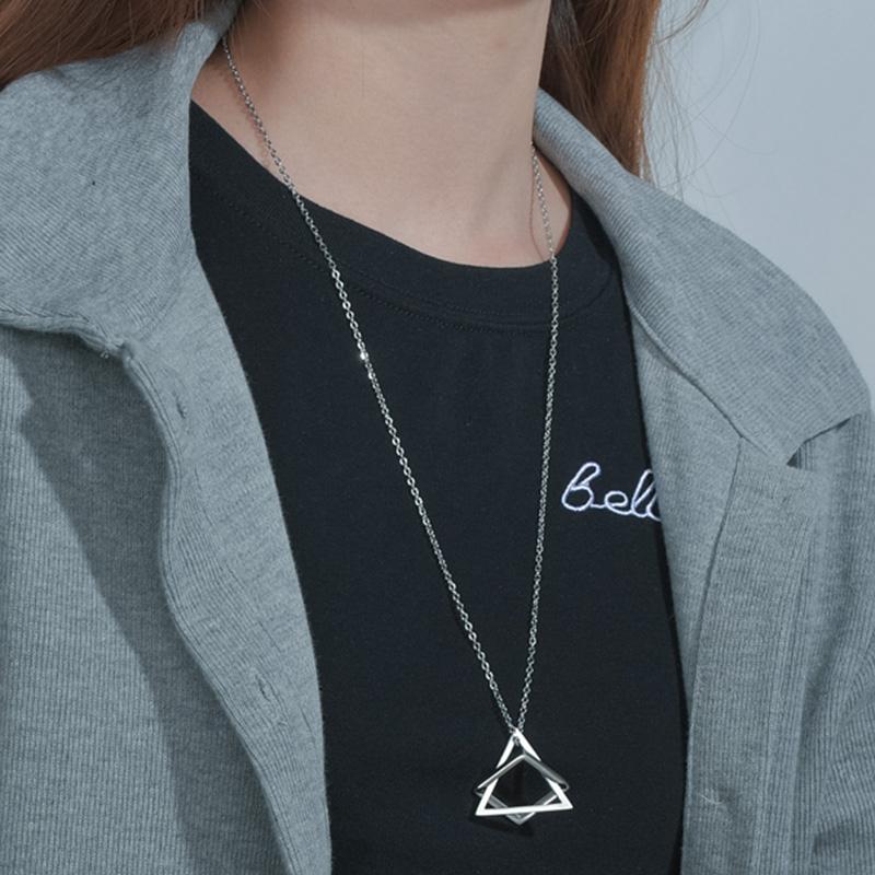 Collana con pendente a triangolo dorato cavo Occhio del Diavolo alla moda all'ingrosso per il tuo negozio
