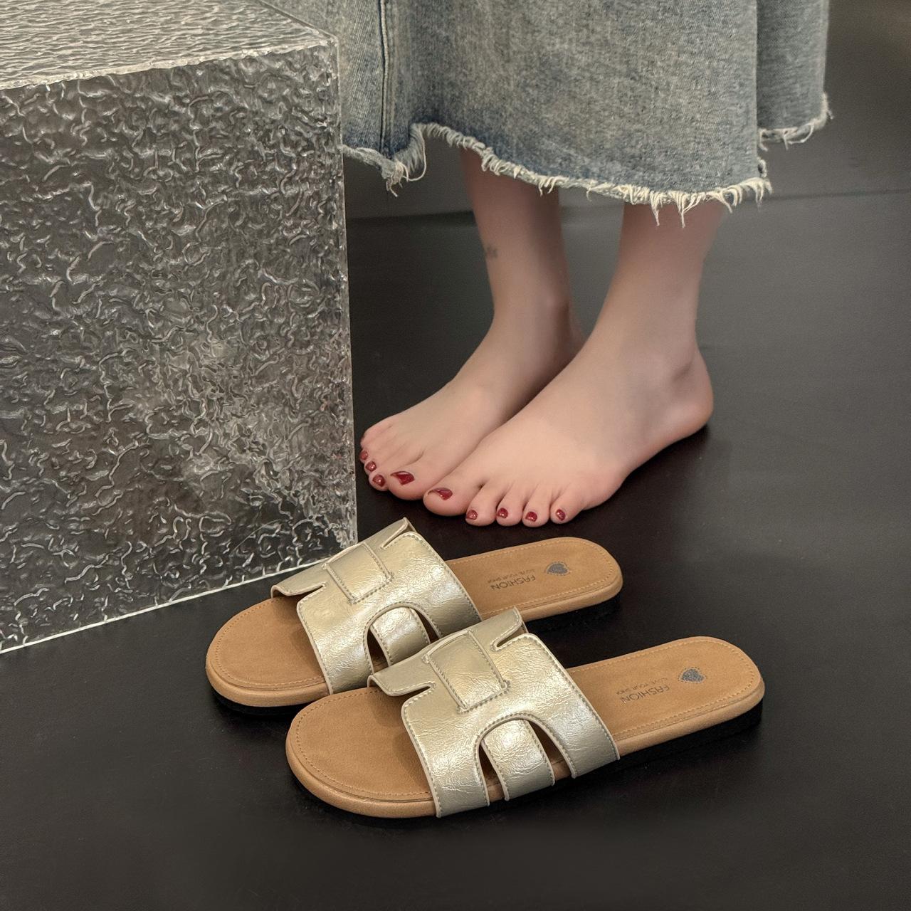 Flat bottom one word seaside beach open-toed cool slippers summer new round head casual fashion cool slippers 35 шампанского 3698₽