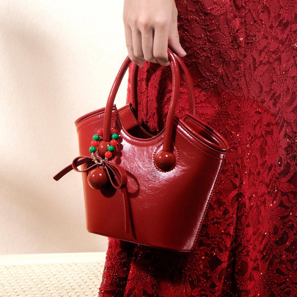 

Wedding bag female bride 2025 new red wedding bag premium texture messenger bucket bag bridesmaid souvenir красный