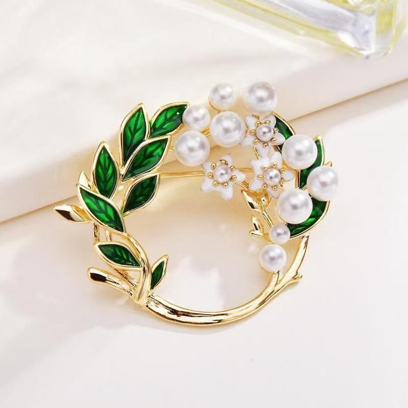 

Korean Fashion Green Leaf White Gardenia Brooch: Elegant Women s Accessory