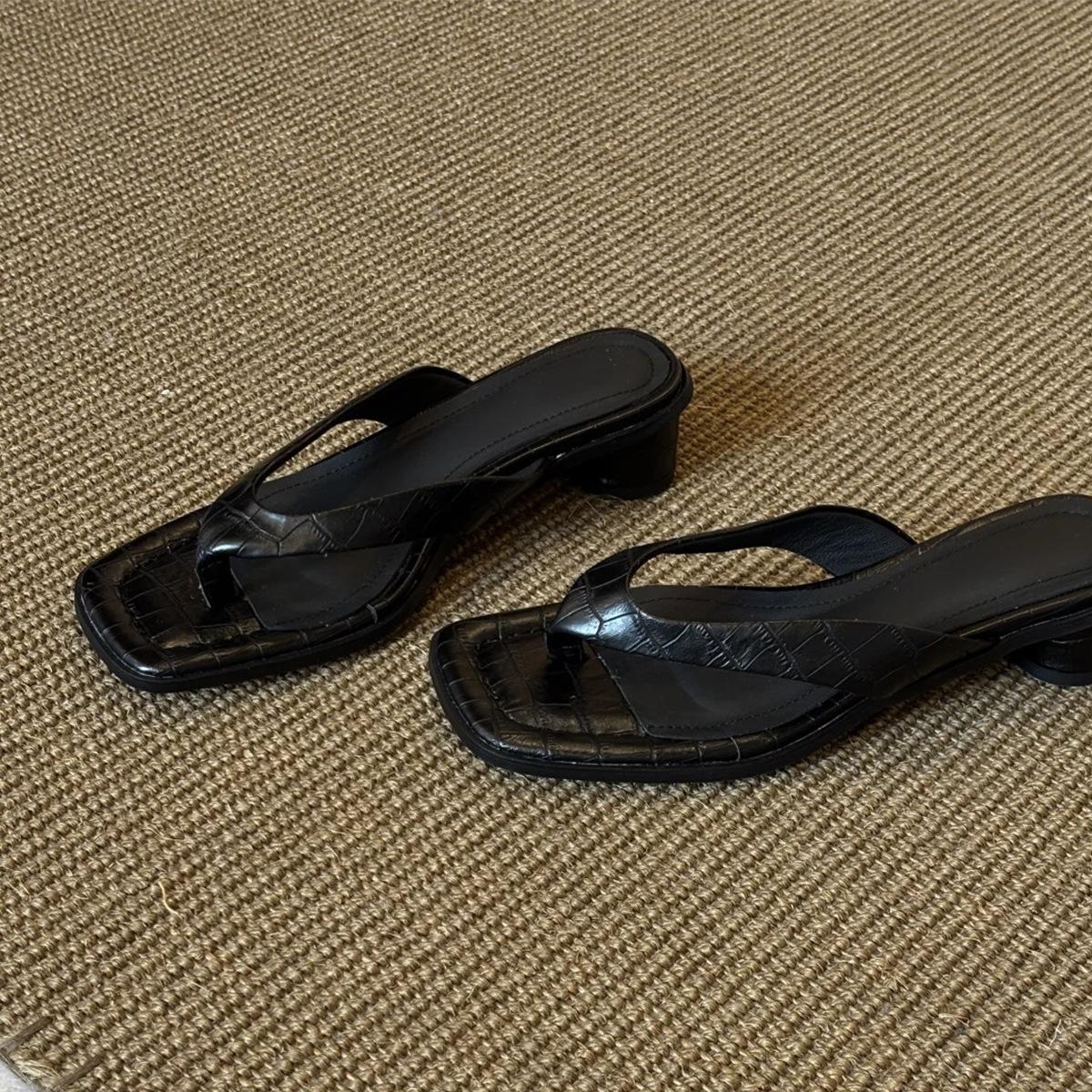 

Spot version~ Retro minimalist style versatile flip-flops shoes women s thick heels square head wear beach soft leather sandals 40 чёрный