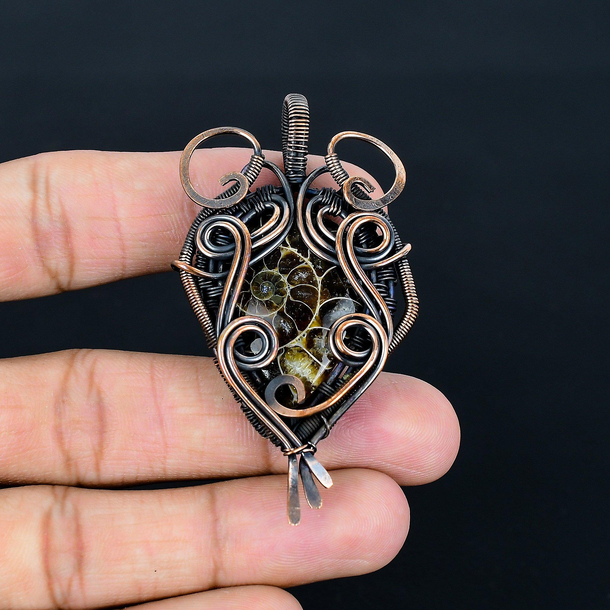 

Подвеска с окаменелостью аммонита, обернутая медной проволокой 999 пробы, подвеска из драгоценного камня ручной работы на День памяти 2.55 Inches