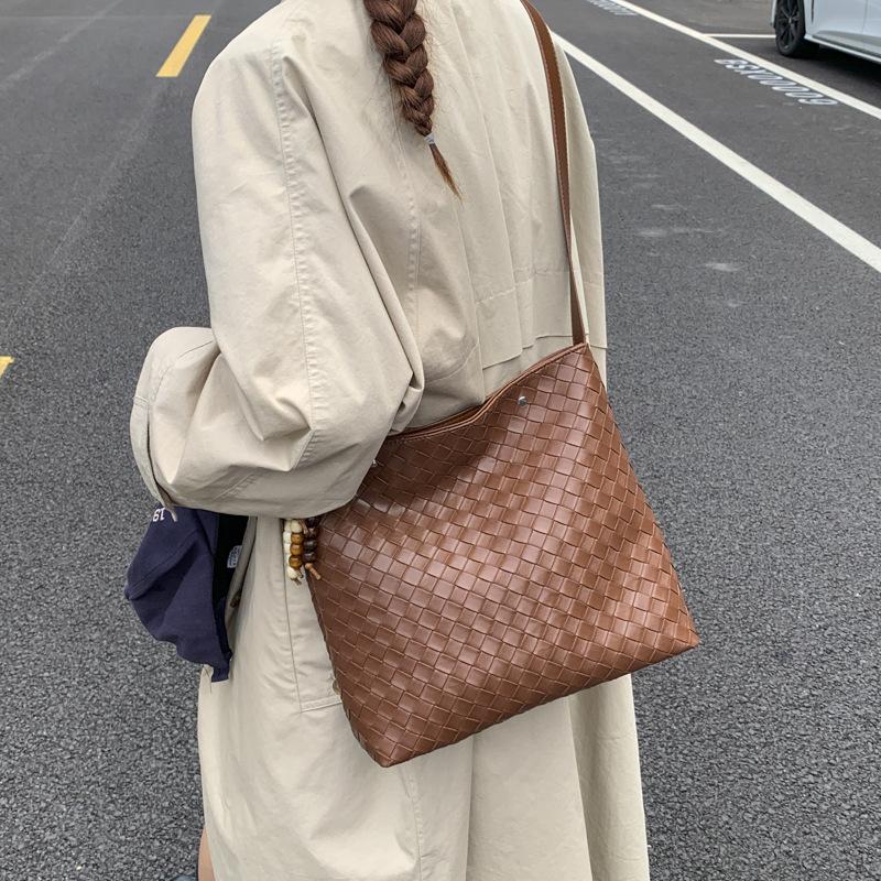 Retro Woven Bag Bag Women's New Trendy Fashion Bucket Bag Simple Large Capacity Shoulder Armpit Bag