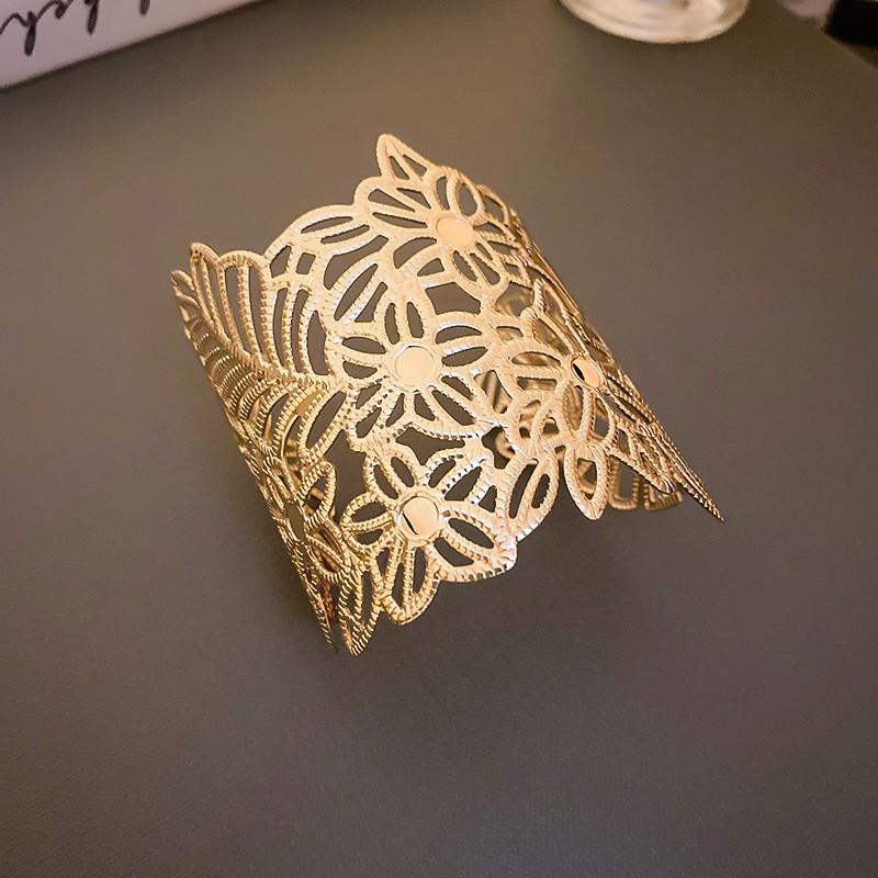 European & American Pleated Metal Bangle: Elegant Cold-Style Bracelet with High-End Luxury Design