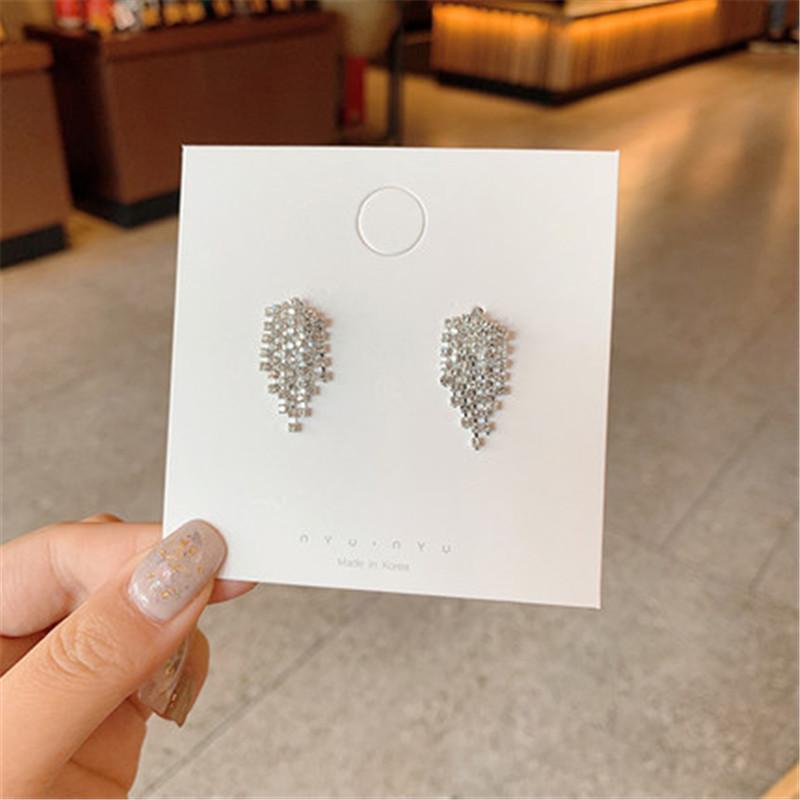 

Серьги-кисточки из серебра 925 пробы с бриллиантами: Стройнящий, модный европейский и американский стиль для создания образа феи