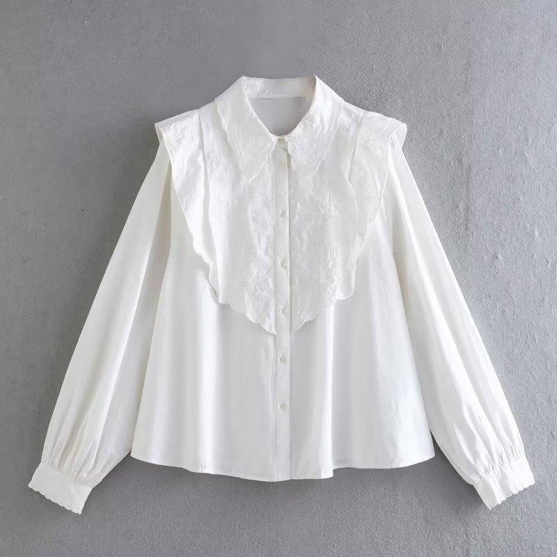 

Женская белая рубашка с вышивкой и оборками на весну и осень L белый