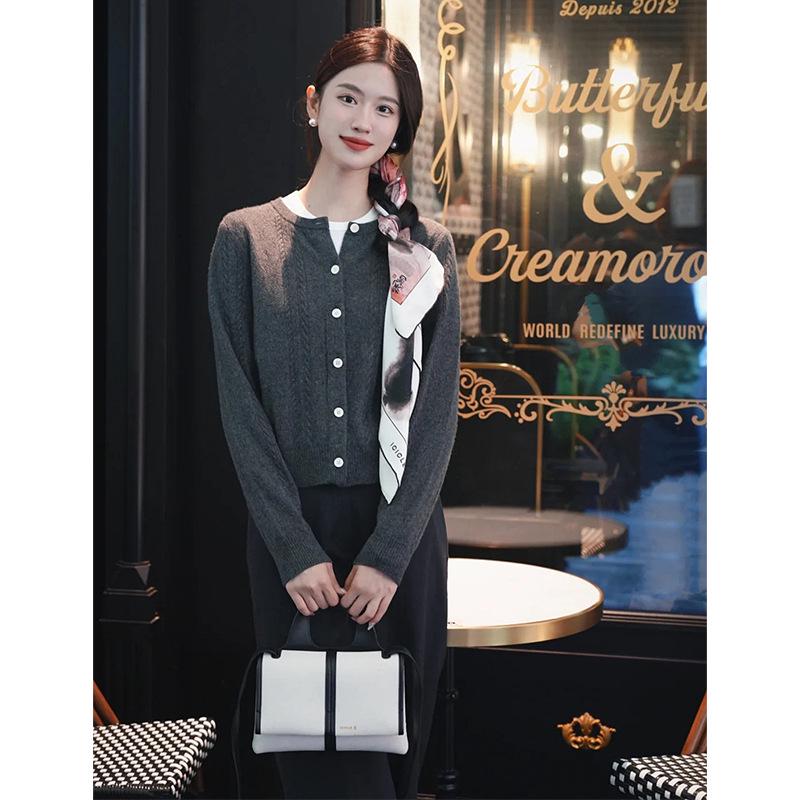 2024 Early Autumn Women's College Style Knit Wool Cardigan: Classic Long Sleeve Pullover for Casual Commuters.
