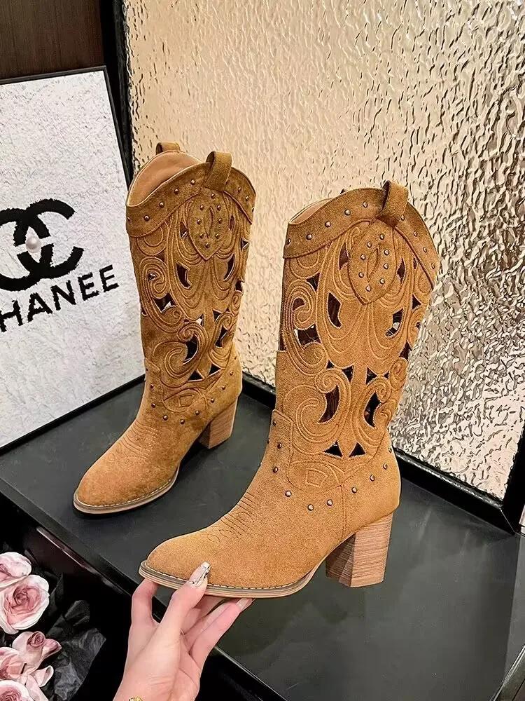 

Мода 2024 года, новые женские летние ретро-ботинки с круглым носком и толстым каблуком, веганские замшевые ботинки в стиле вестерн с полым дизайном и заклепками, ковбойские сапоги 39 коричневый