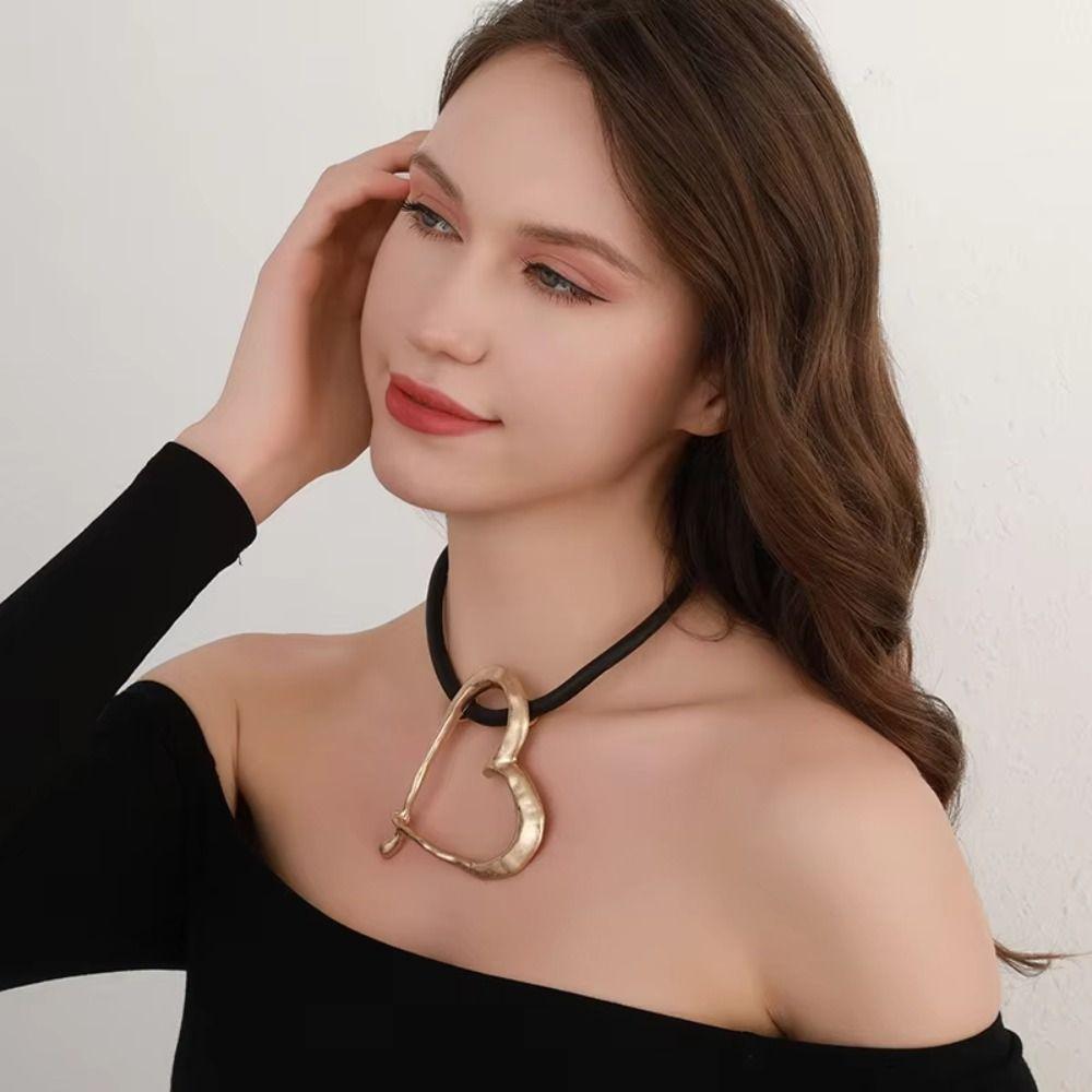 Metal Material Oversized Heart Choker Vintage Style Love Pendant Necklace  Gift