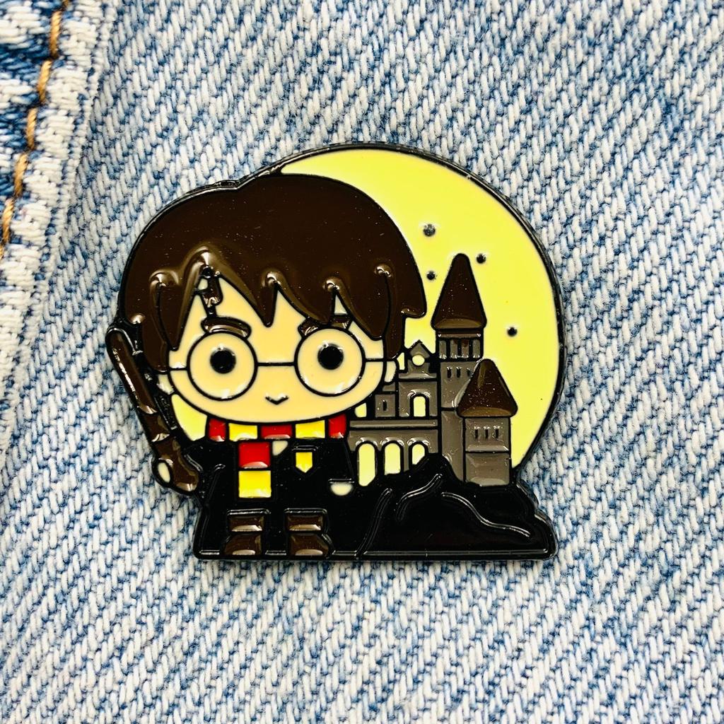 Neue Emaille Pin Harry Fantasy Hogwarts Muggle Metall Stecker Geschenk Geburtstag 1 Stück