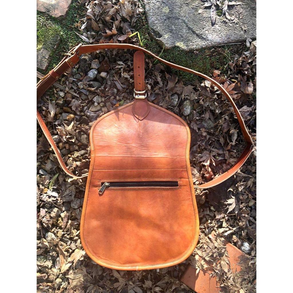 Medium Leather Saddle Bag, Retro Saddle Bag, 11x9 Brown Saddle, Back To the 70s Traditional Saddle Bag. Everybody Needs a Saddle To Love