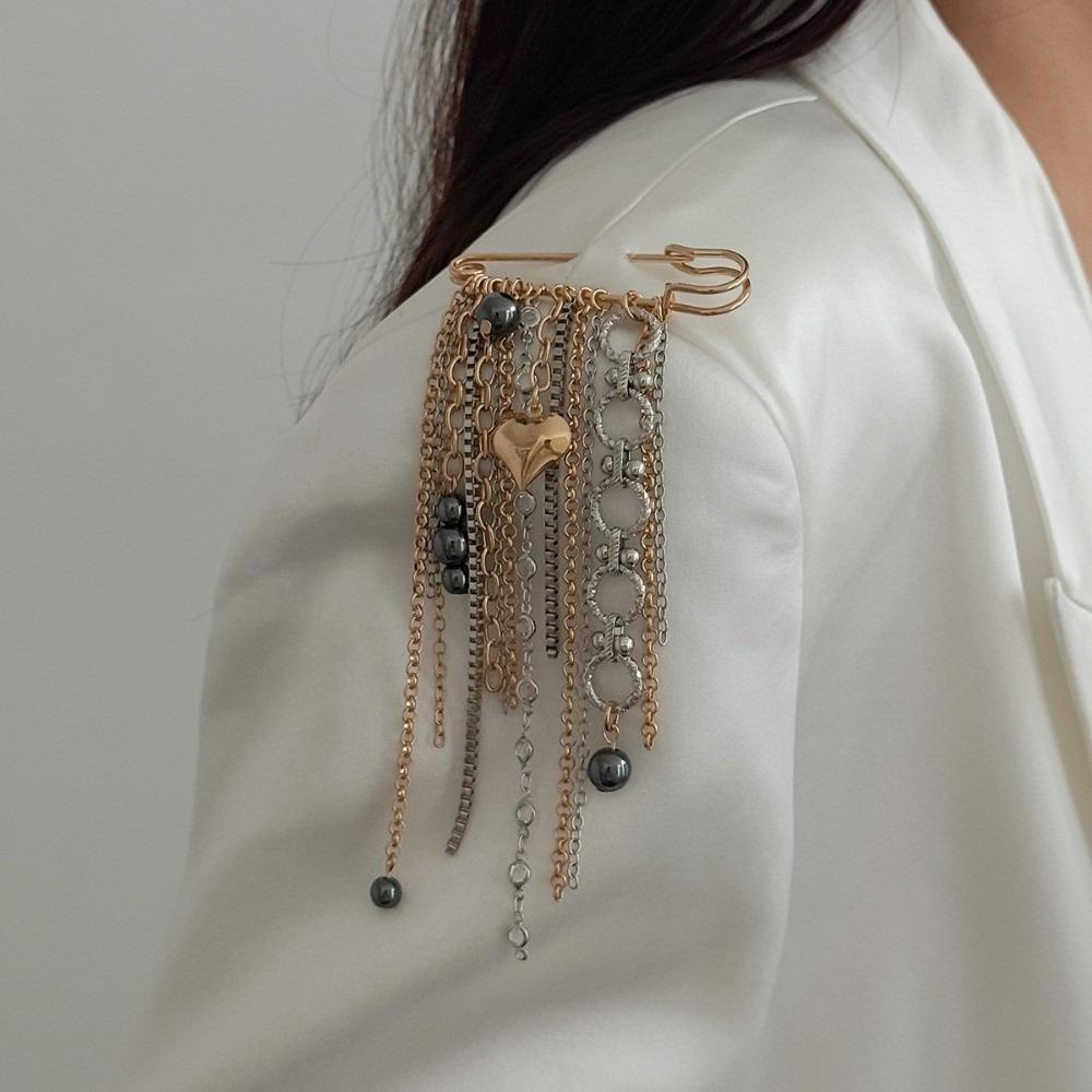 Ins Style Heart Brooch Black Beads Chain Tassel Metal Chain Brooch Sweet Cool Style Heart Pendant Beaded Tassel Lapel Pin