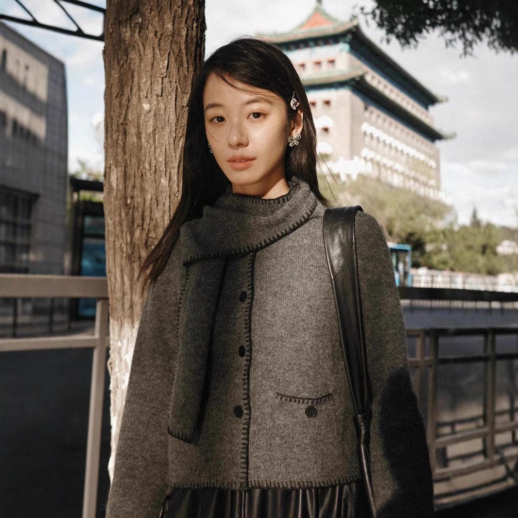 

Жіночий осінній в язаний светр із суміші вовни альпака з шарфом-хомутом L сірий