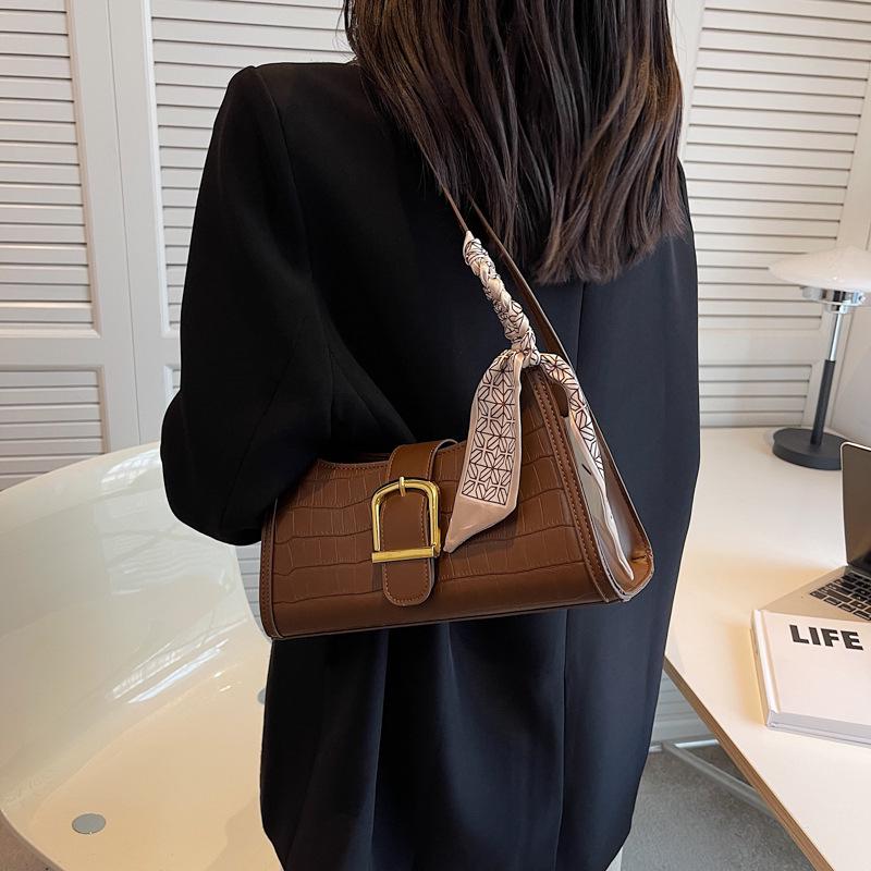 

2026 Spring/Summer Versatile Shoulder Bag: Trendy Baguette with High-End Niche Design for Women