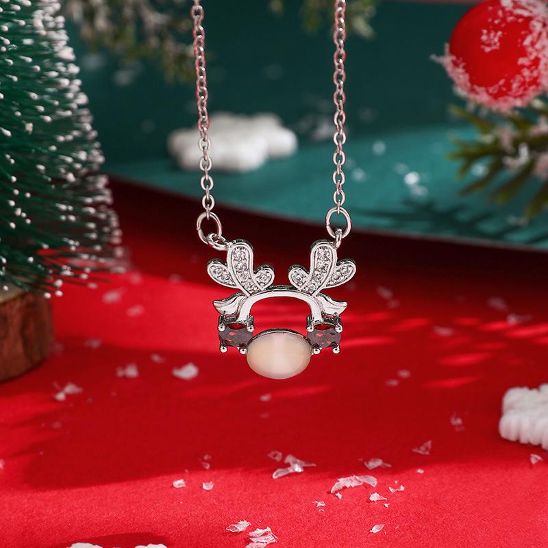 

Elegant Titanium Steel Christmas Reindeer Necklace for Women - Festive Gift for Girlfriend