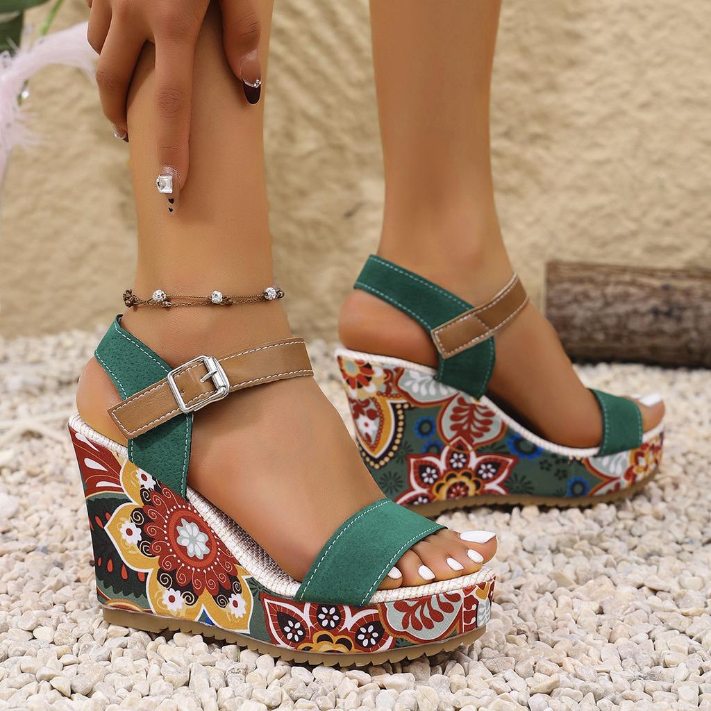 2025 neue europäische und amerikanische Mode bedruckte runde Zehenpartie Ein-Wort-Schnalle Damen Freizeitschuhe Übergröße Keilsandalen