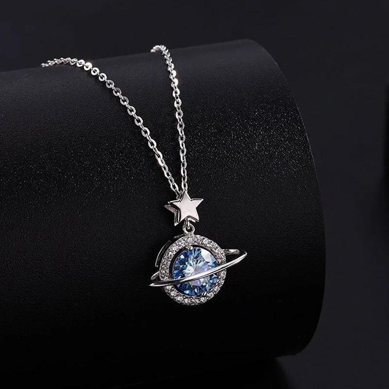 

Подвеска из стерлингового серебра 925 пробы с синим муассанитом, 1 карат, для женщин, модное милое ожерелье с планетарной орбитой, оригинальные ювелирные изделия, подарки