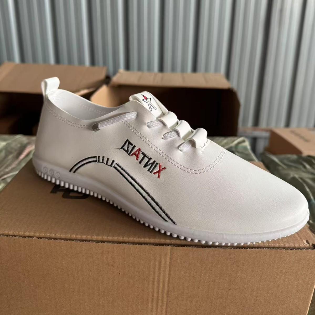 

The new Korean version of soft-soled casual men s shoes is breathable and comfortable, versatile leather shoes, white shoes, and Doudou shoes. 44 білий