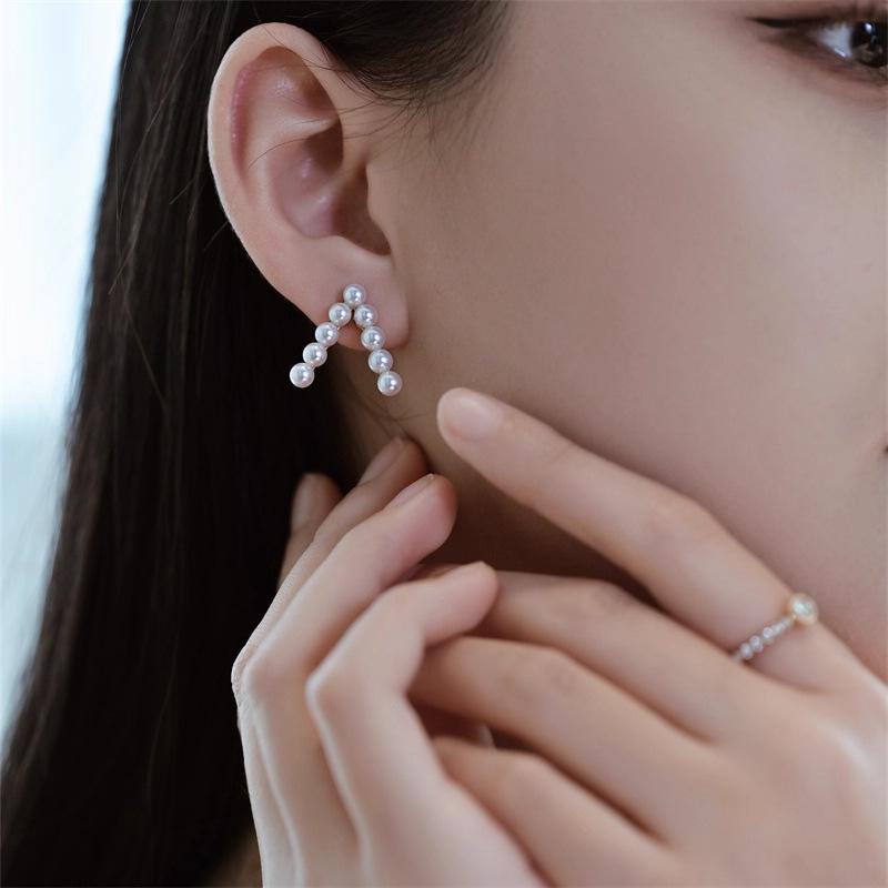 Zhuji Freshwater Pearl Earrings: High-End, Stylish, Big V Ear Hooks 4-5mm (Near Flawless Perfectly Round Aurora)