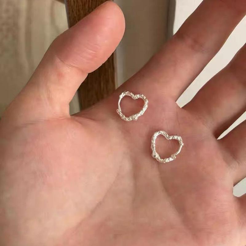 Women's Luxury Textured Metal Hoop Earrings - Versatile Niche Design