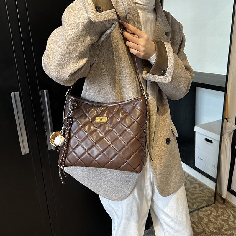 Fashion Niche Texture Underarm Bag Commuter Women's Bag 2025 New Diamond Chain Bag Simple and Versatile Messenger Bag
