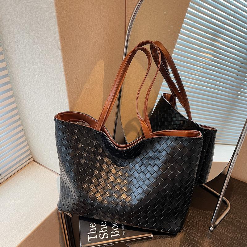 Large capacity bag women's bag new fashion versatile shoulder bag commuter woven tote bag autumn and winter big bag