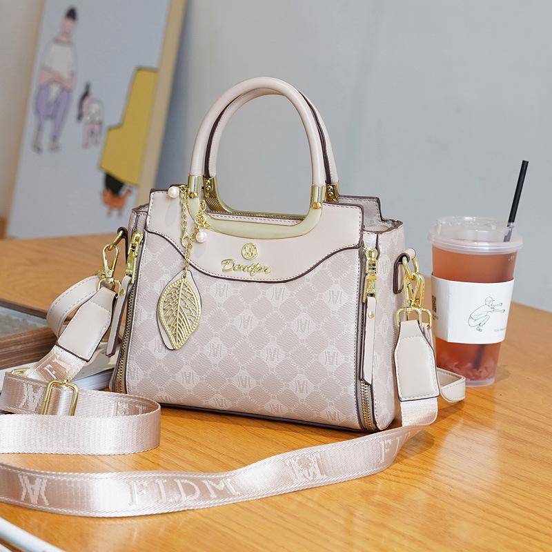 

Сумка женская сумка 2025 новая модная вместительная сумка-тоут универсальная на плечо кроссбоди pu маленькая квадратная сумка женская сумка