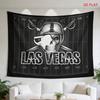 Las Vegas Football Schädel Wandteppich, Schwarz-Weiß Raiders Stil Schädel mit Helm & Schwertern Aufdruck Wandbehang für Sportfan Zimmer