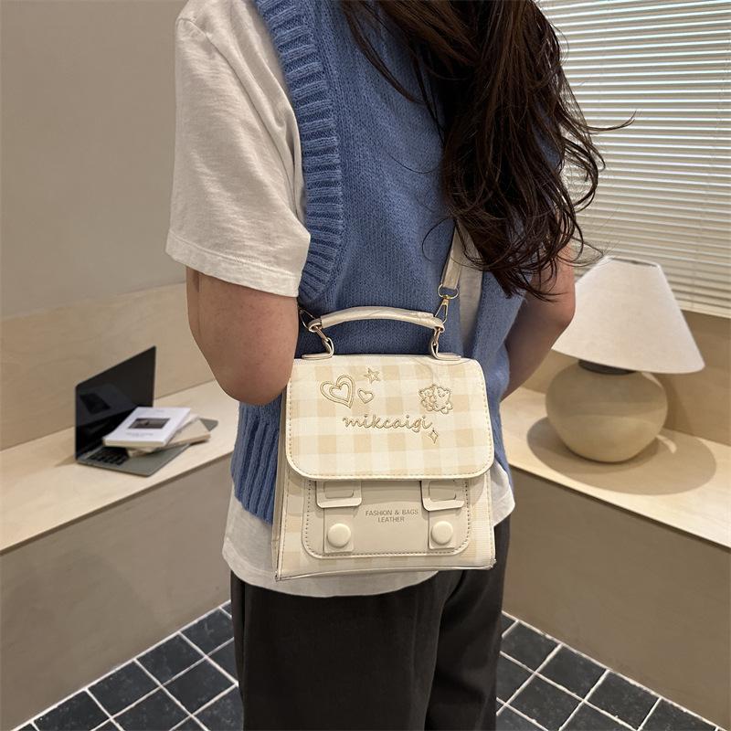 Schoolbag fashion retro travel bag Korean niche commuter backpack female college style cute casual messenger bag