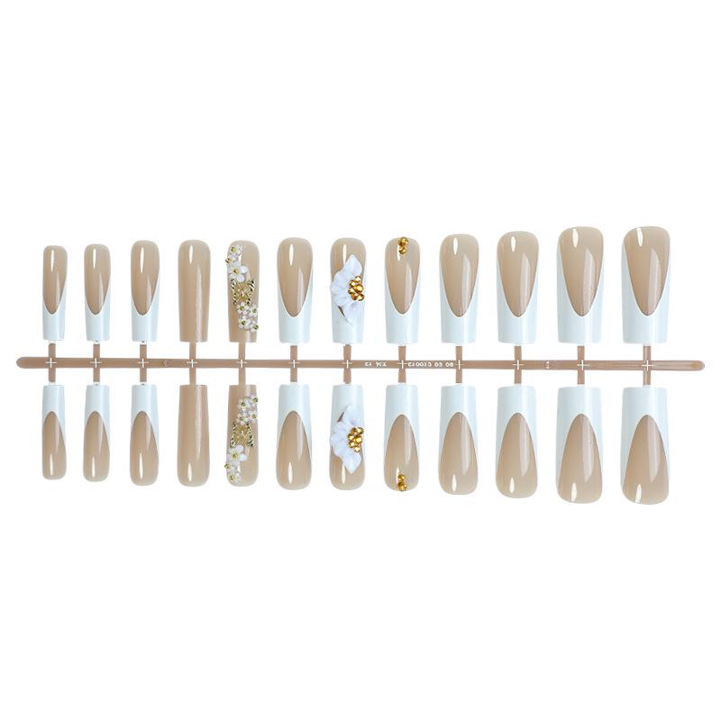Unghii lungi albe cu vârf franțuzesc, lucrate manual în stil european și american, cu design floral 3D