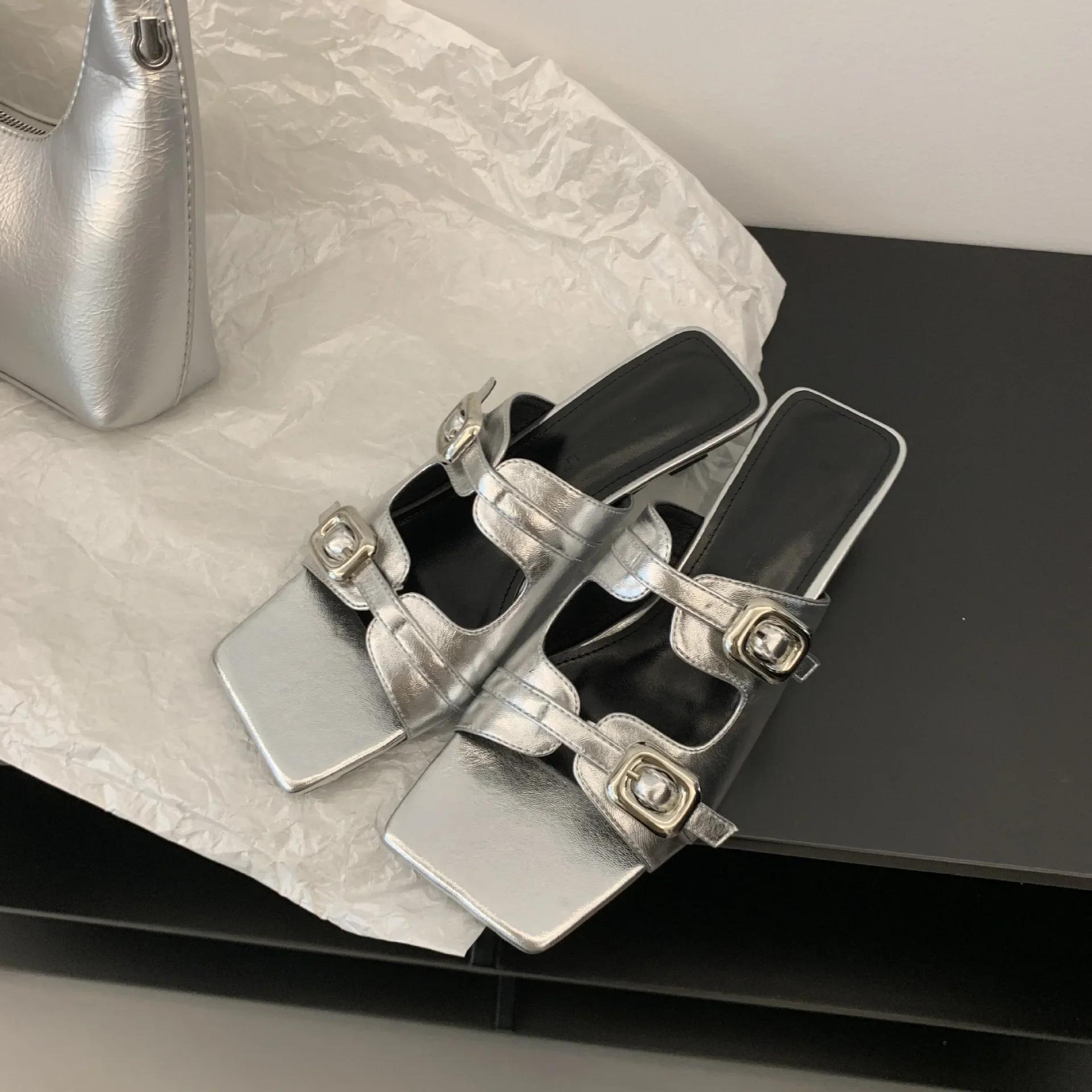 

Женские летние тапочки обувь на низком каблуке для женщин новые квадратный носок ретро металлическая пряжка сандалии женские модные слипоны шлепанцы 39