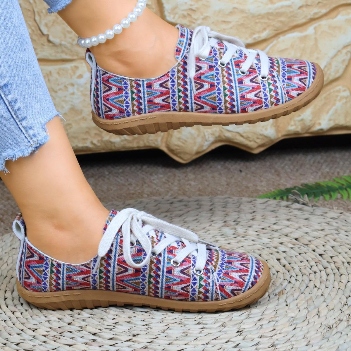 

2025 внешняя торговля новая большая размерная шнуровка цветные низкие кеды женские этнический стиль граффити ленивые парусиновые туфли на плоской подошве 43 розовый