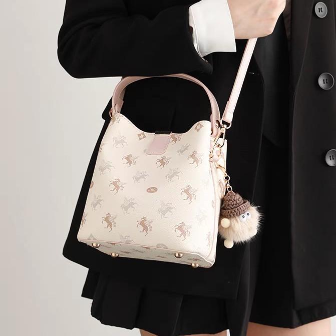 

Премиальная сумка-ведро с принтом Пегаса женская 2025 новая универсальная сумка для поездок на работу повседневная на плечо сумка-мессенджер розовый