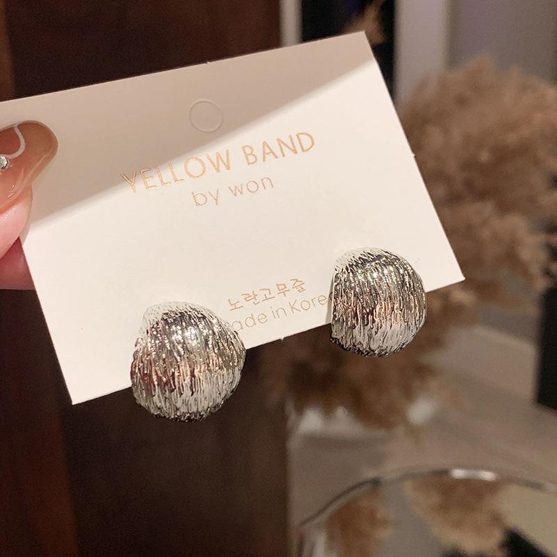 Wind fashion versatile stud earrings women's hot-selling high-end temperament trendy earrings street stall night market explosion
