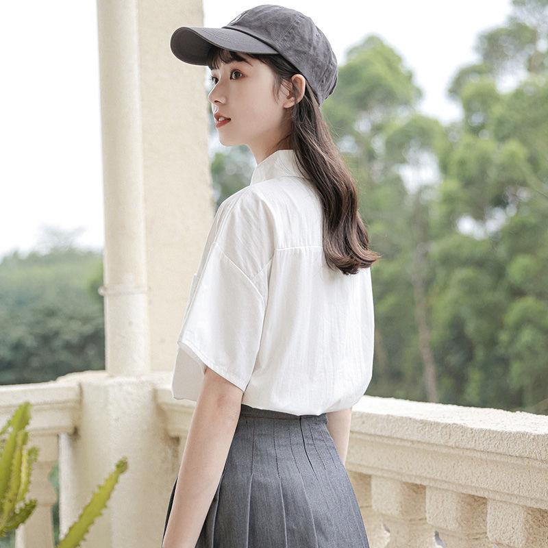 Biała damska letnia japońska koszula mundurkowa studencka o luźnym kroju z kołnierzykiem typu lalka