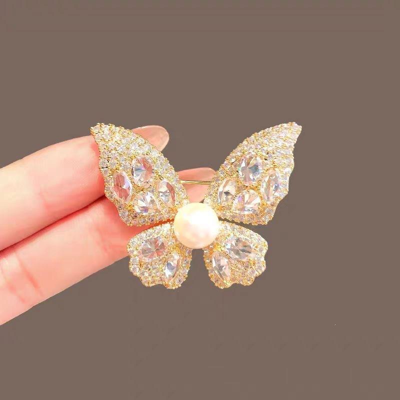 1Pcs Classic Lady Dress Suit High-End Pins Jewelry Fashion Women Girls Elegant Crystal Butterfly Brooches Badges