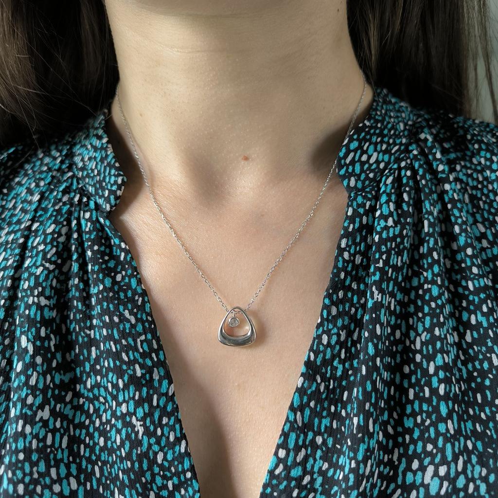 Серебряное колье с фианитами, вес изделия 3,95 гр (2186953)