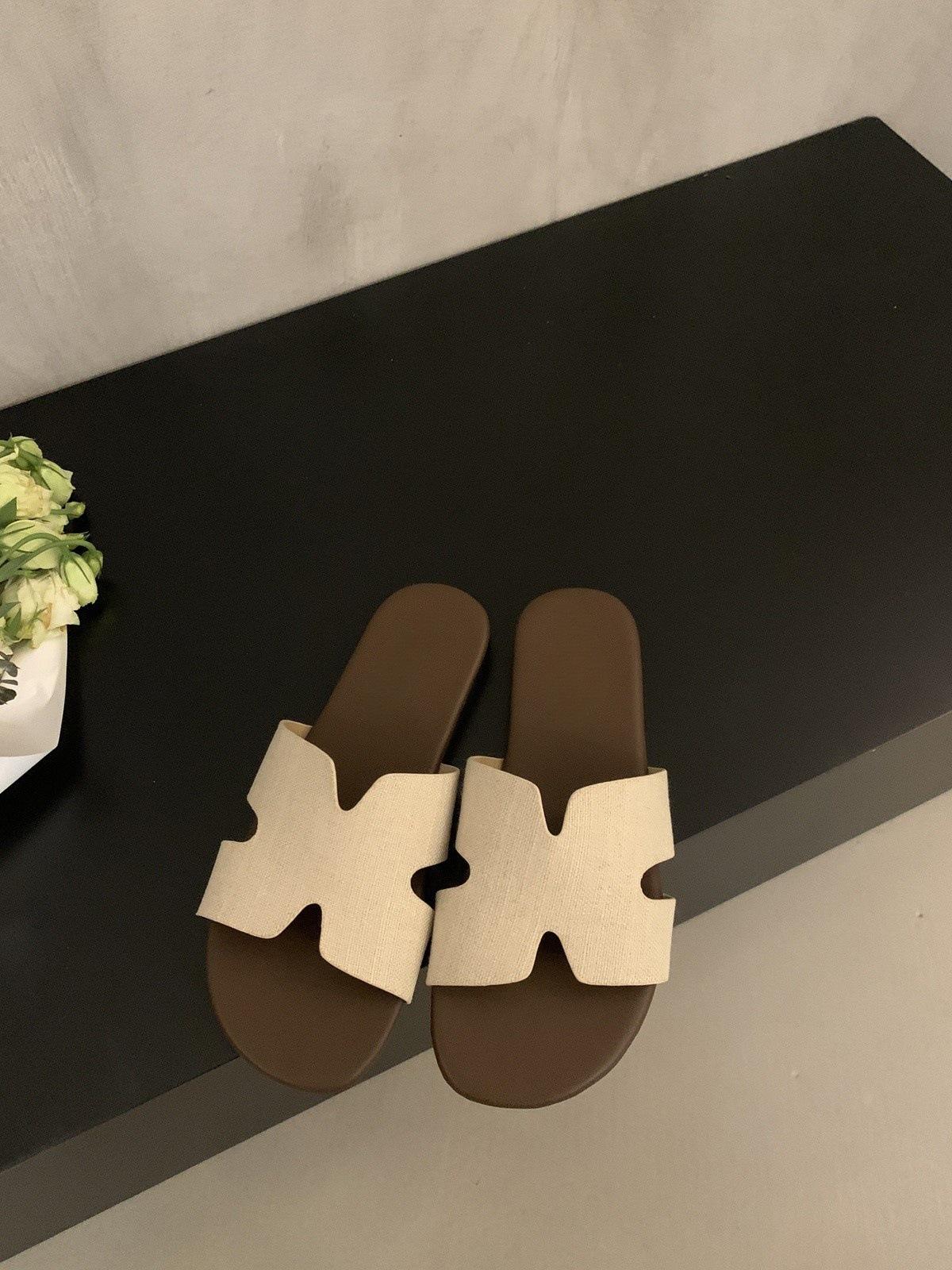 

French linen one-word flat-bottomed cool slippers women s summer wear 2025 new vacation style seaside soft sandals 40