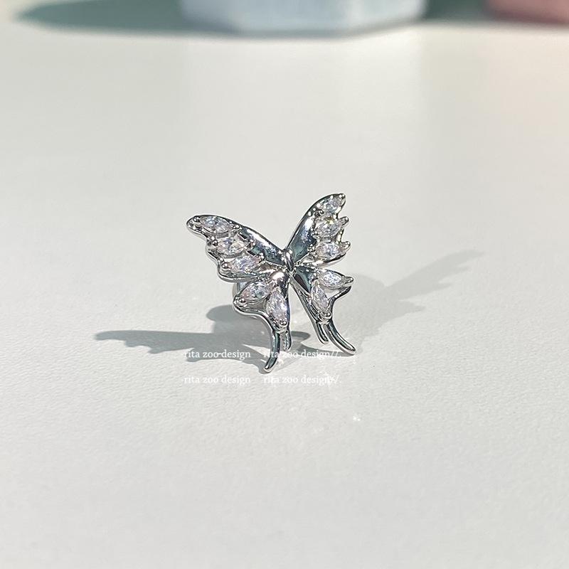 Butterfly-Control Titanium Ear Cartilage Studs: Playful & Cute Collection