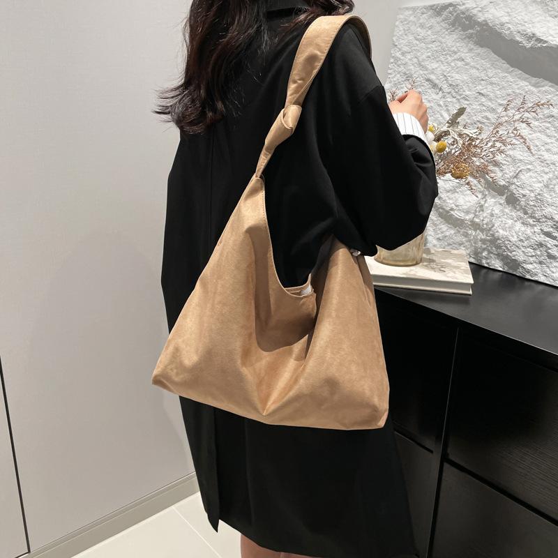 Shoulder bag European and American retro casual personalized handbag commuting simple large capacity fashion niche design tote bag