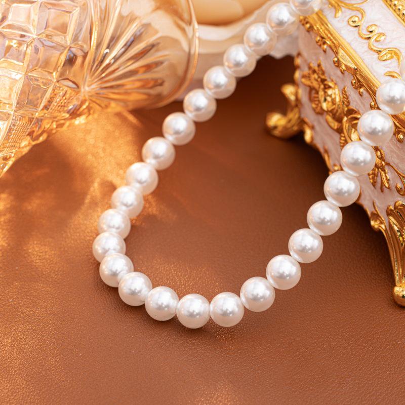Elegant High-Gloss White Pearl Necklace - Versatile and Gentle Style