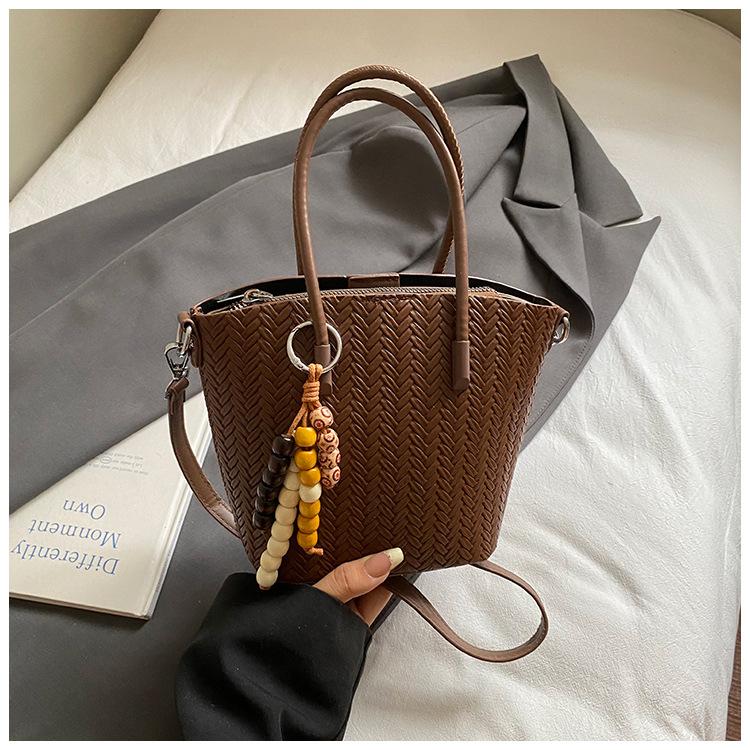 Women's Bag 2025 Autumn New Fashion Foreign Style Woven Shoulder Messenger Bag Large Capacity Commuter Bucket Bag Small Square Bag