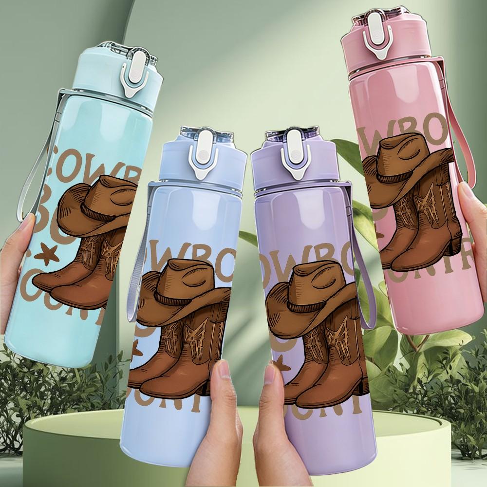 1PC Cowboy Boots Country Letter Print 750ml Color Plastic Sports Water Bottle Leakproof Flip Straw Lid Suitable for Sports Office Home Use
