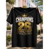 Champions 26 Den Röda Sidan Reser Sig Unisex T-shirt, Gyllene Krona Nummergrafik, Djärv Segerfläktstil för 2026