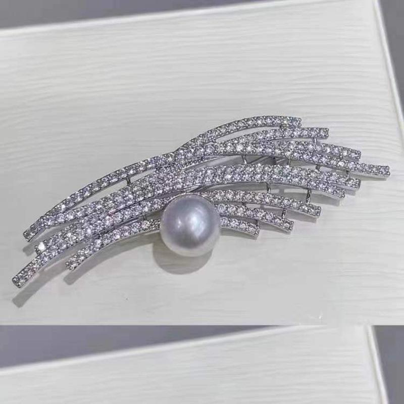 

Элегантная женская брошь из циркона с жемчугом, воском и жадеитом